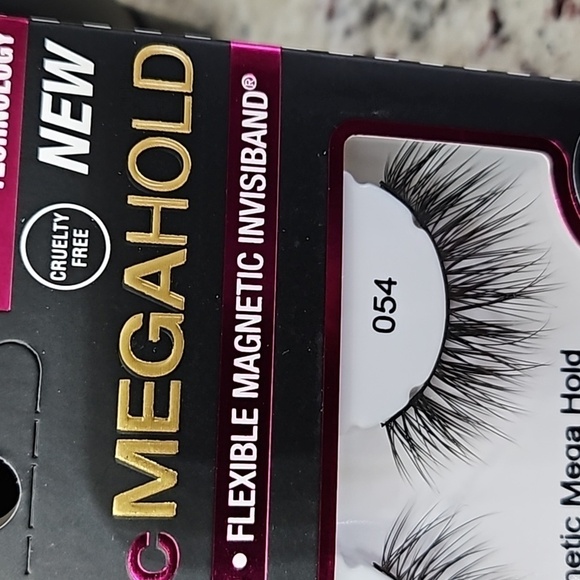 Ardell Professional Magnetic Megahold Cruelty Free False Lashes no. 054 - Picture 2 of 4